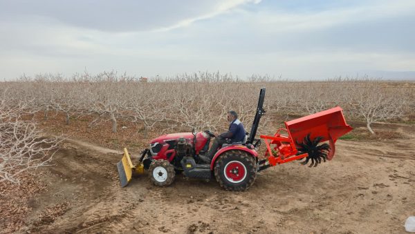 دستگاه ترینچر باغی مدل SGAJ-TM504 متصل به تراکتور جهت حفر کانال کوددهی. شرکت صنعت گستر عطاملک جوین